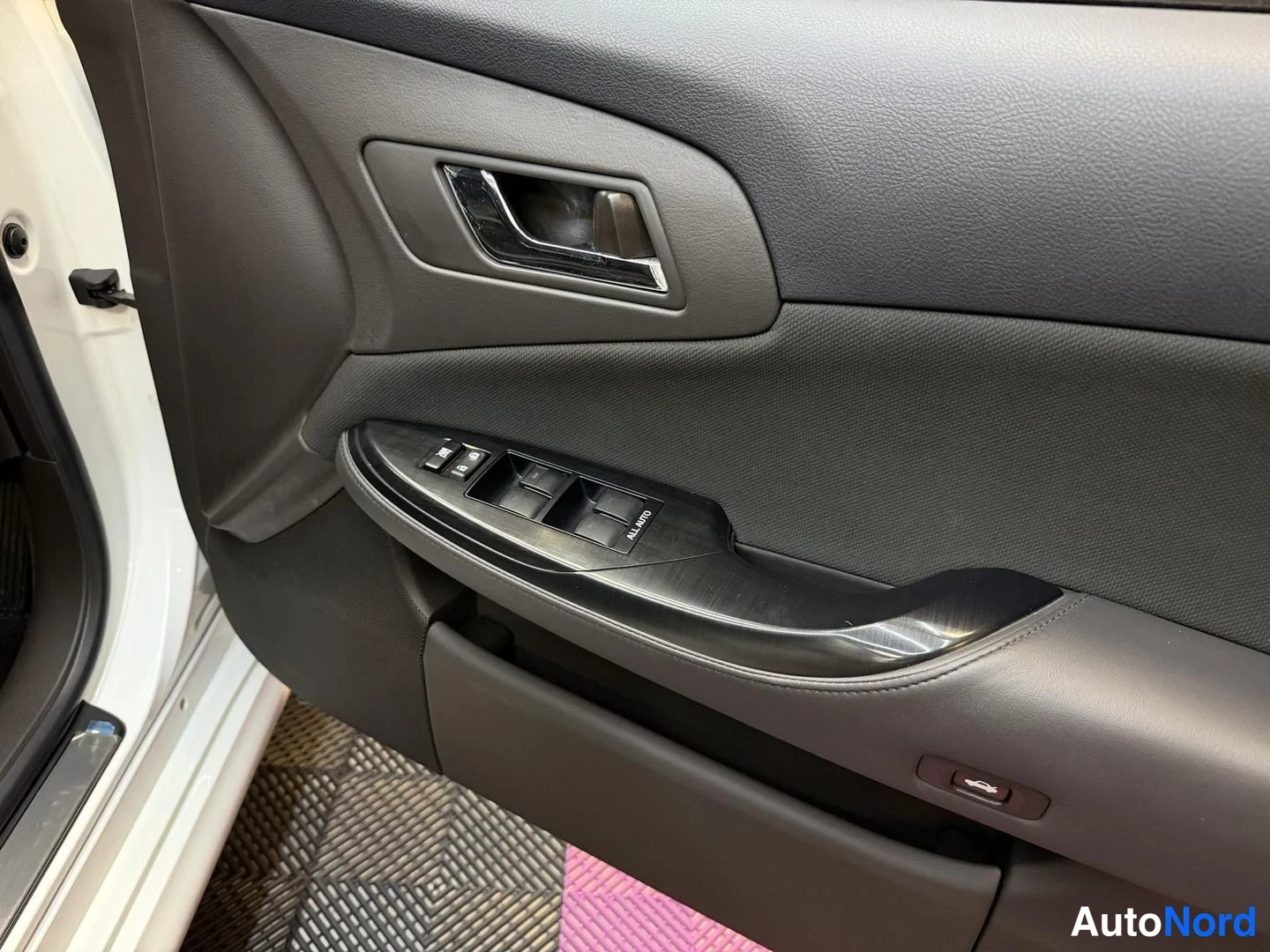 Vit Toyota Crown 2008, detalj, bild 23