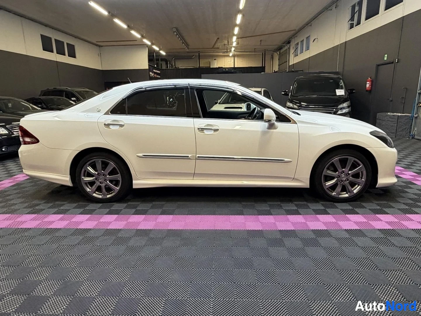 Vit Toyota Crown 2008, från sidan, bild 5