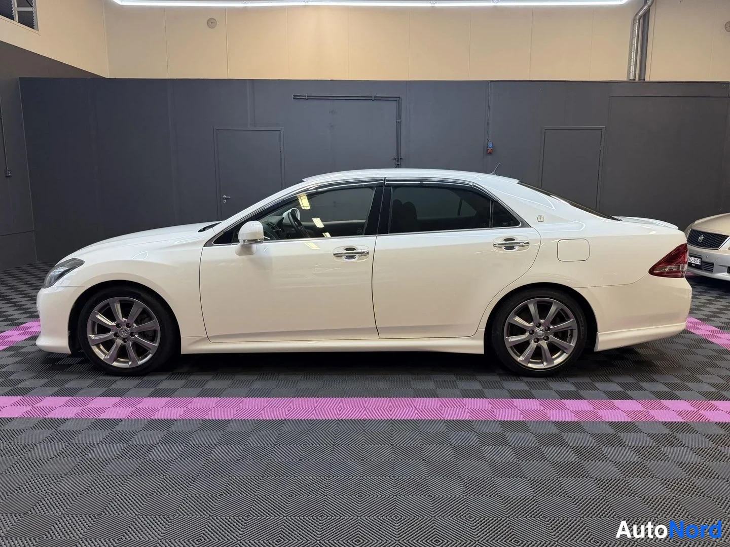 Vit Toyota Crown 2009, från sidan, bild 4