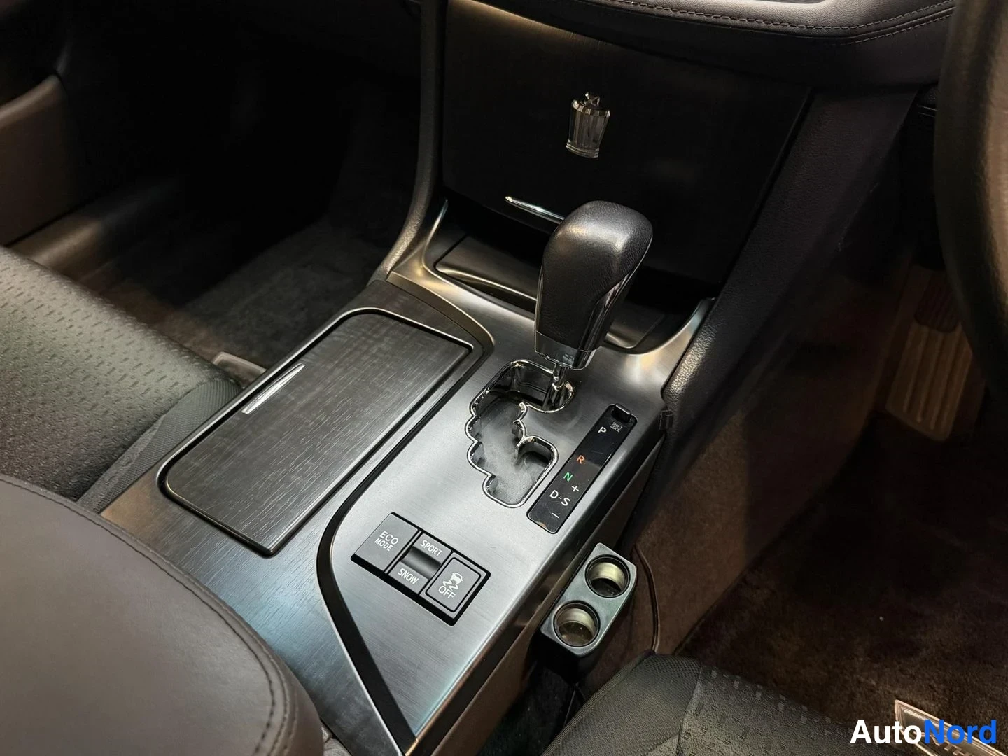 Vit Toyota Crown 2009, detalj, bild 31