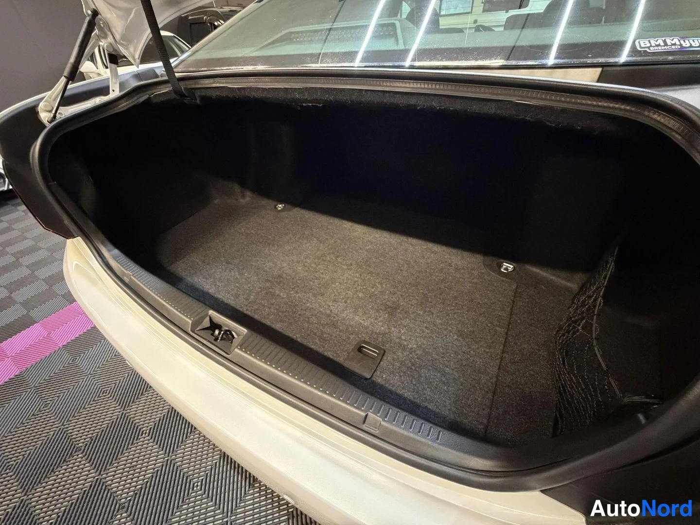 Vit Toyota Crown 2009, bagageutrymme, bild 20
