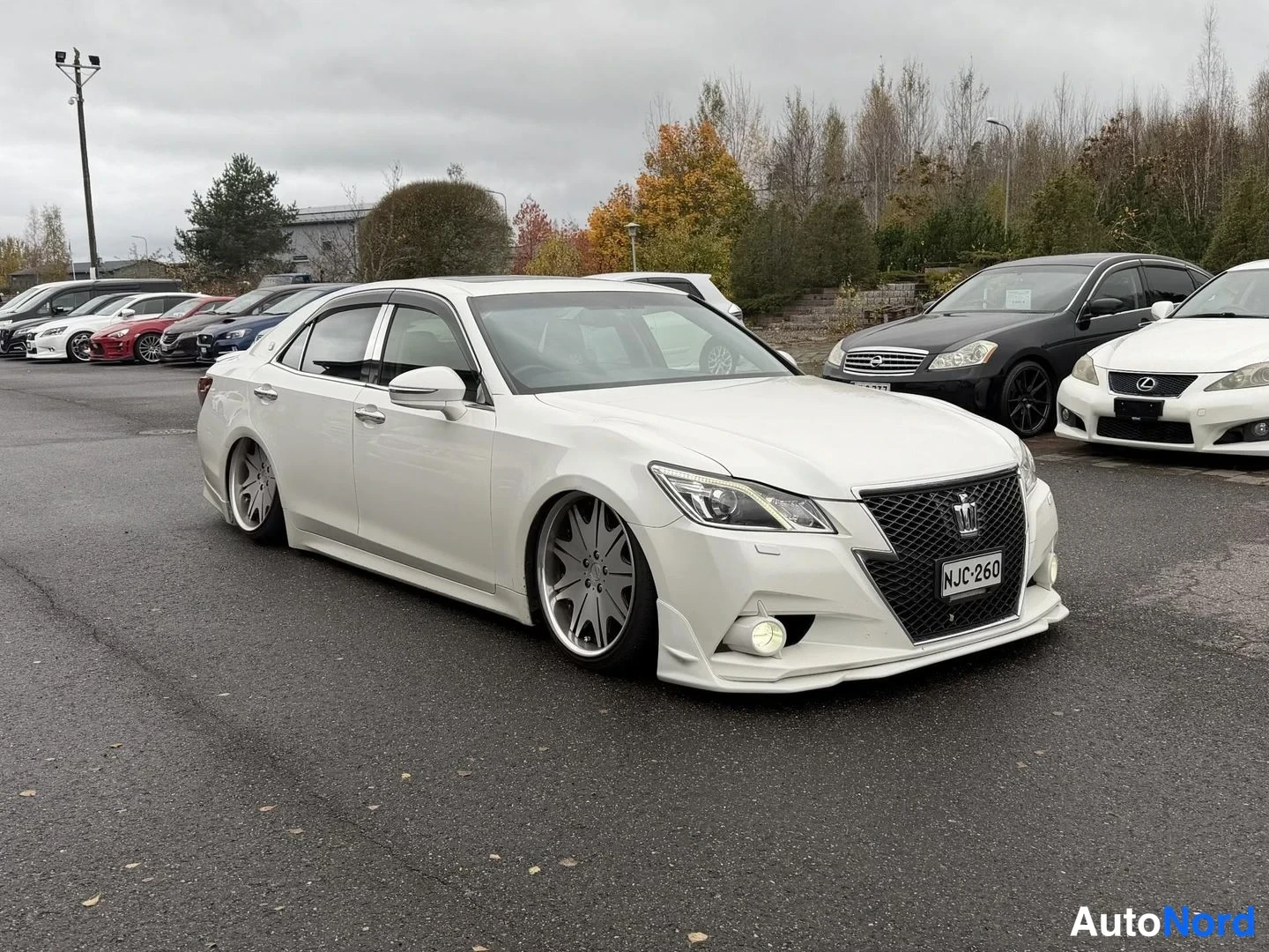 Vit Toyota Crown 2012, snett framifrån, fronten åt höger, bild 2