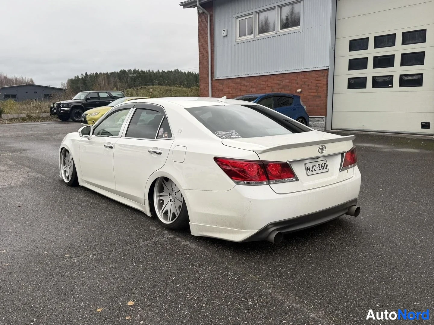 Vit Toyota Crown 2012, snett bakifrån, bild 6