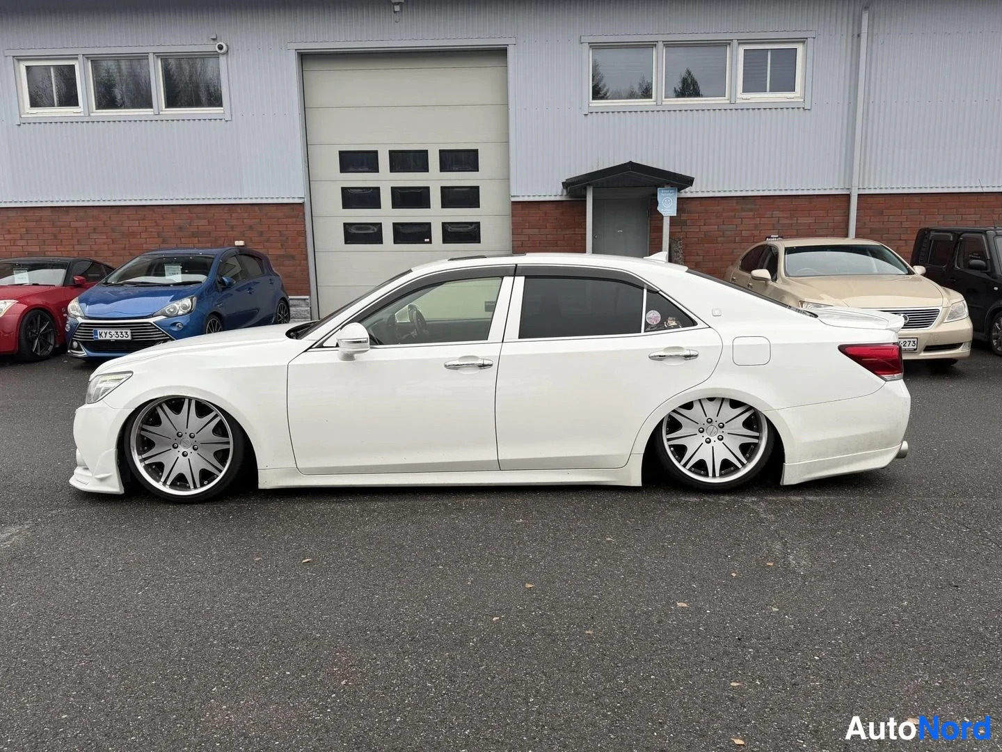 Vit Toyota Crown 2012, från sidan, bild 5