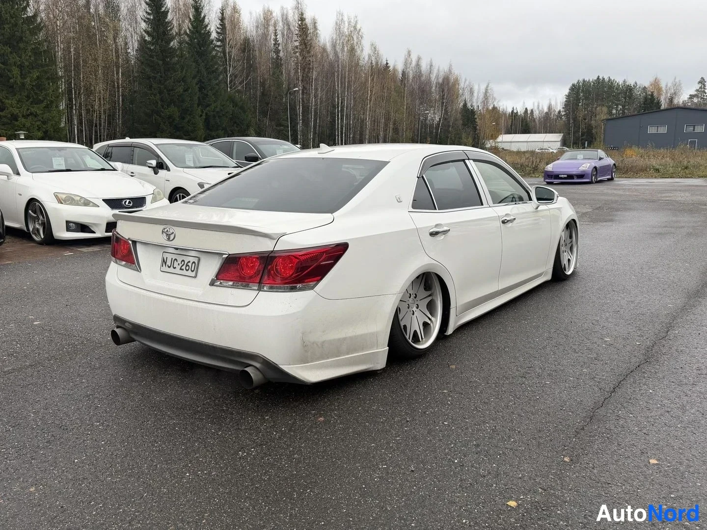 Vit Toyota Crown 2012, snett bakifrån, bild 7