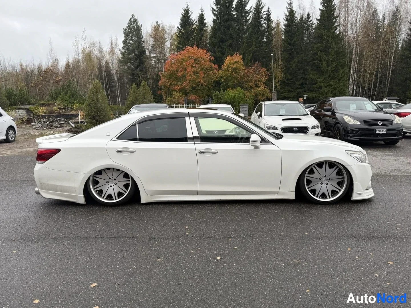 Vit Toyota Crown 2012, snett framifrån, fronten åt höger, bild 3