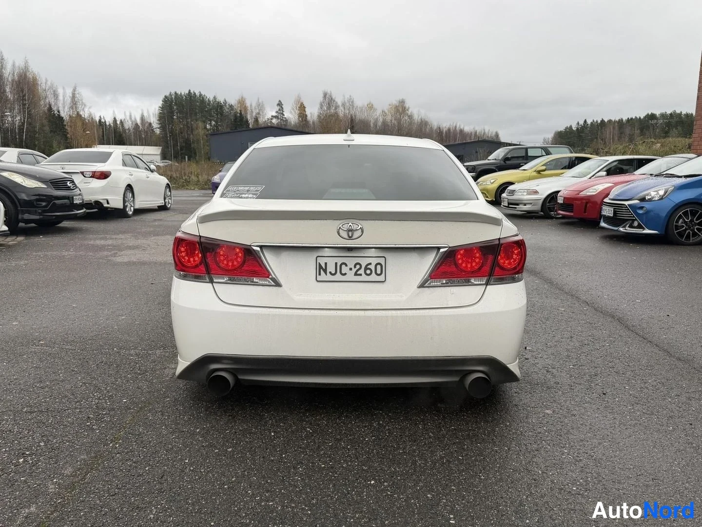 Vit Toyota Crown 2012, bakifrån, bild 8