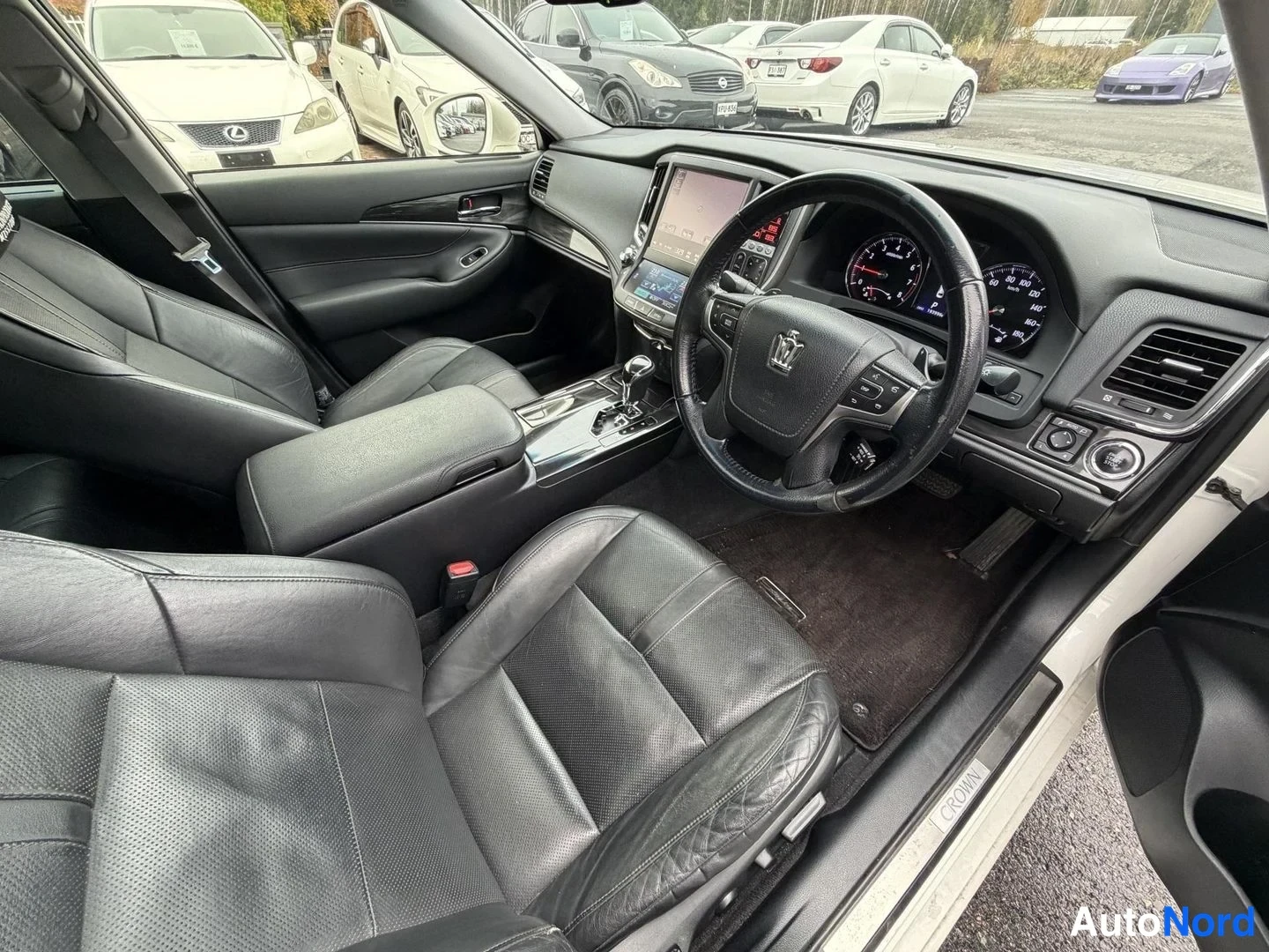 Vit Toyota Crown 2012, förarplats, bild 9