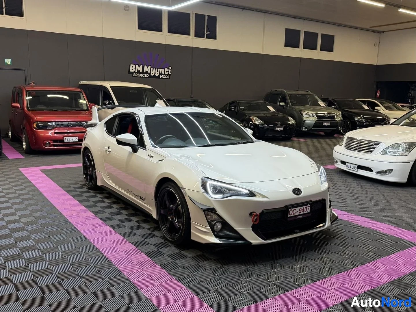 Vit Toyota GT86 2012, snett framifrån, fronten åt höger, bild 2