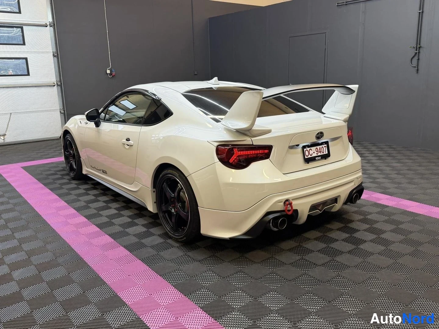 Vit Toyota GT86 2012, snett bakifrån, bild 7