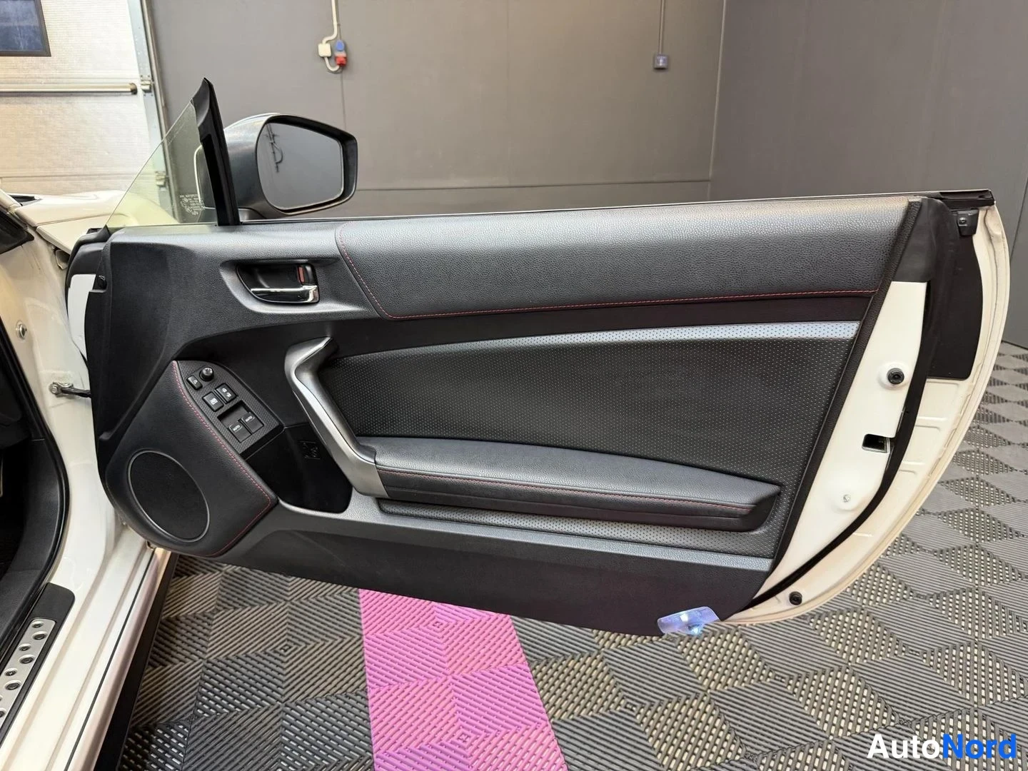 Vit Toyota GT86 2012, detalj, bild 26