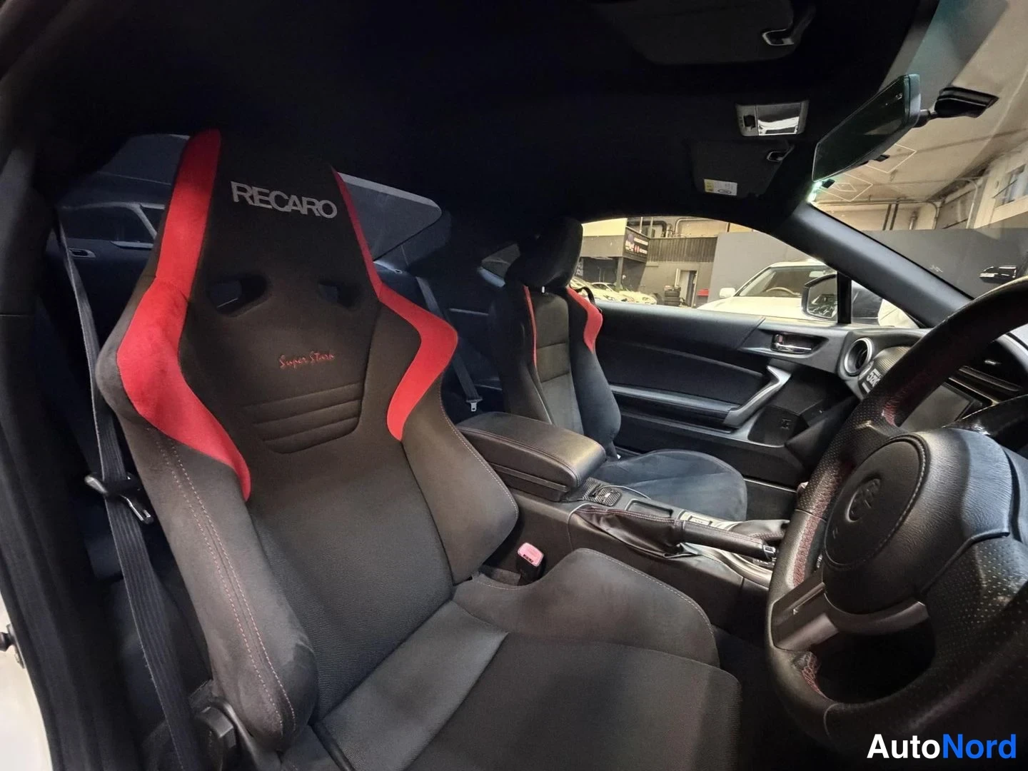 Vit Toyota GT86 2012, framsäten, bild 15