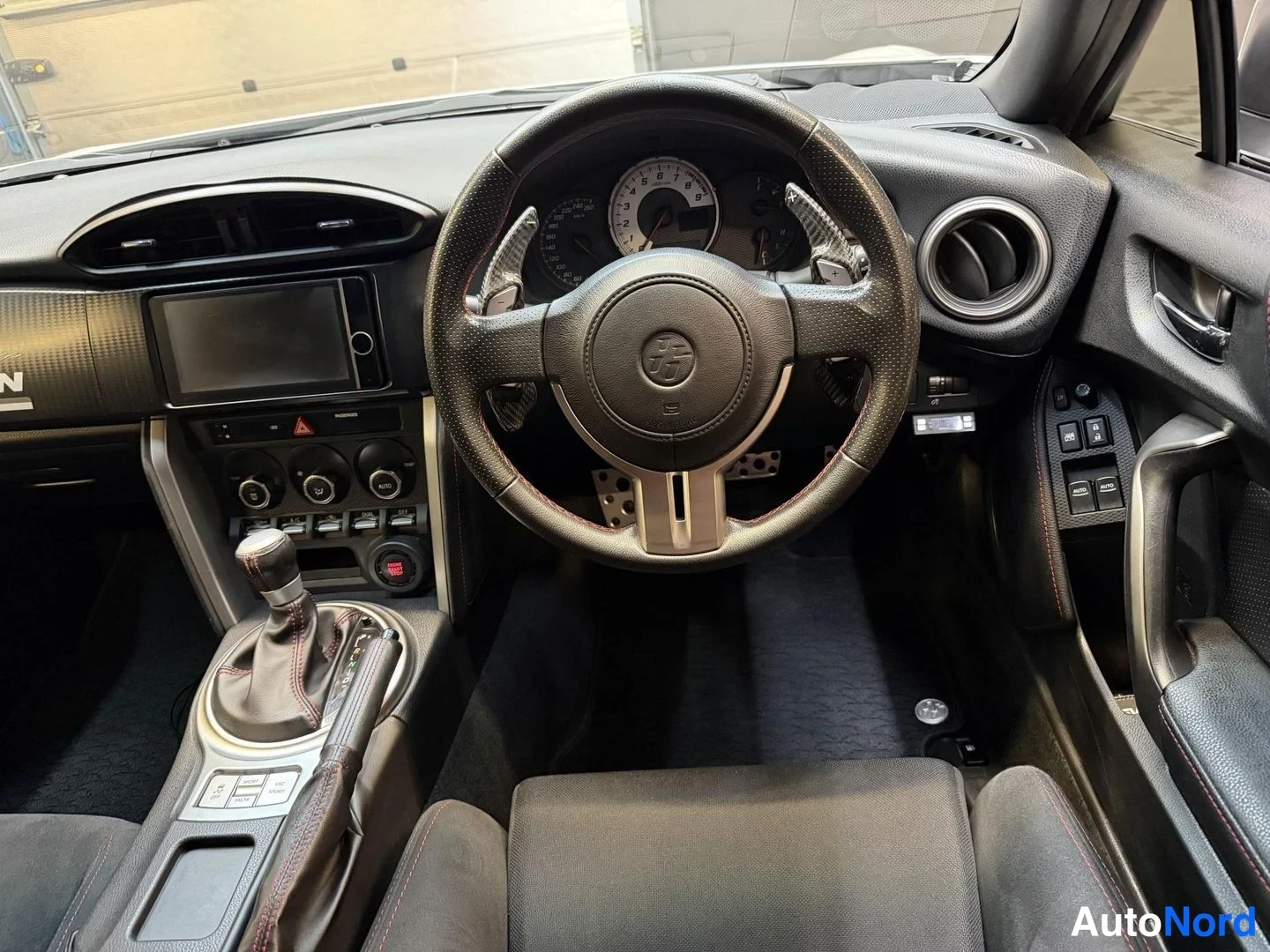 Vit Toyota GT86 2012, förarplats, bild 13