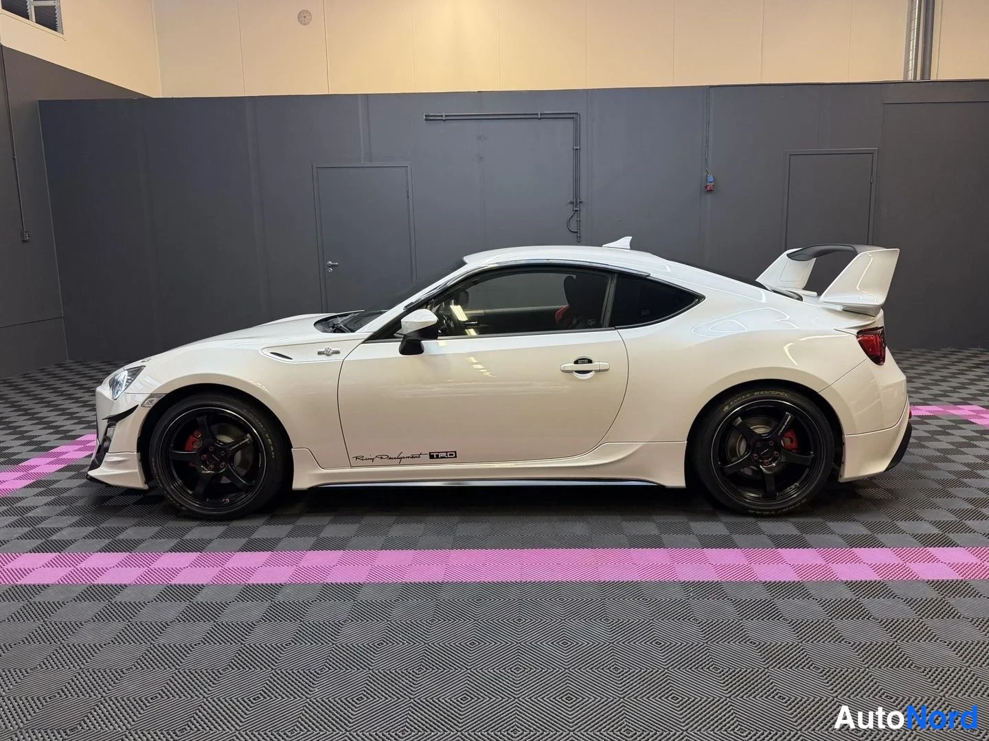 Vit Toyota GT86 2012, från sidan, bild 4