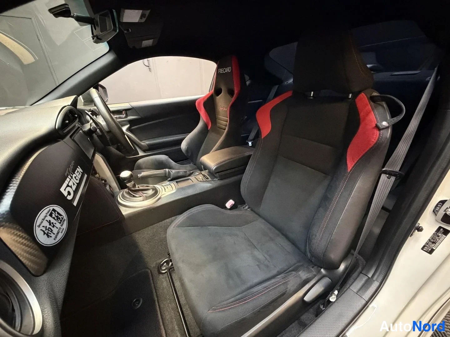 Vit Toyota GT86 2012, framsäten, bild 17