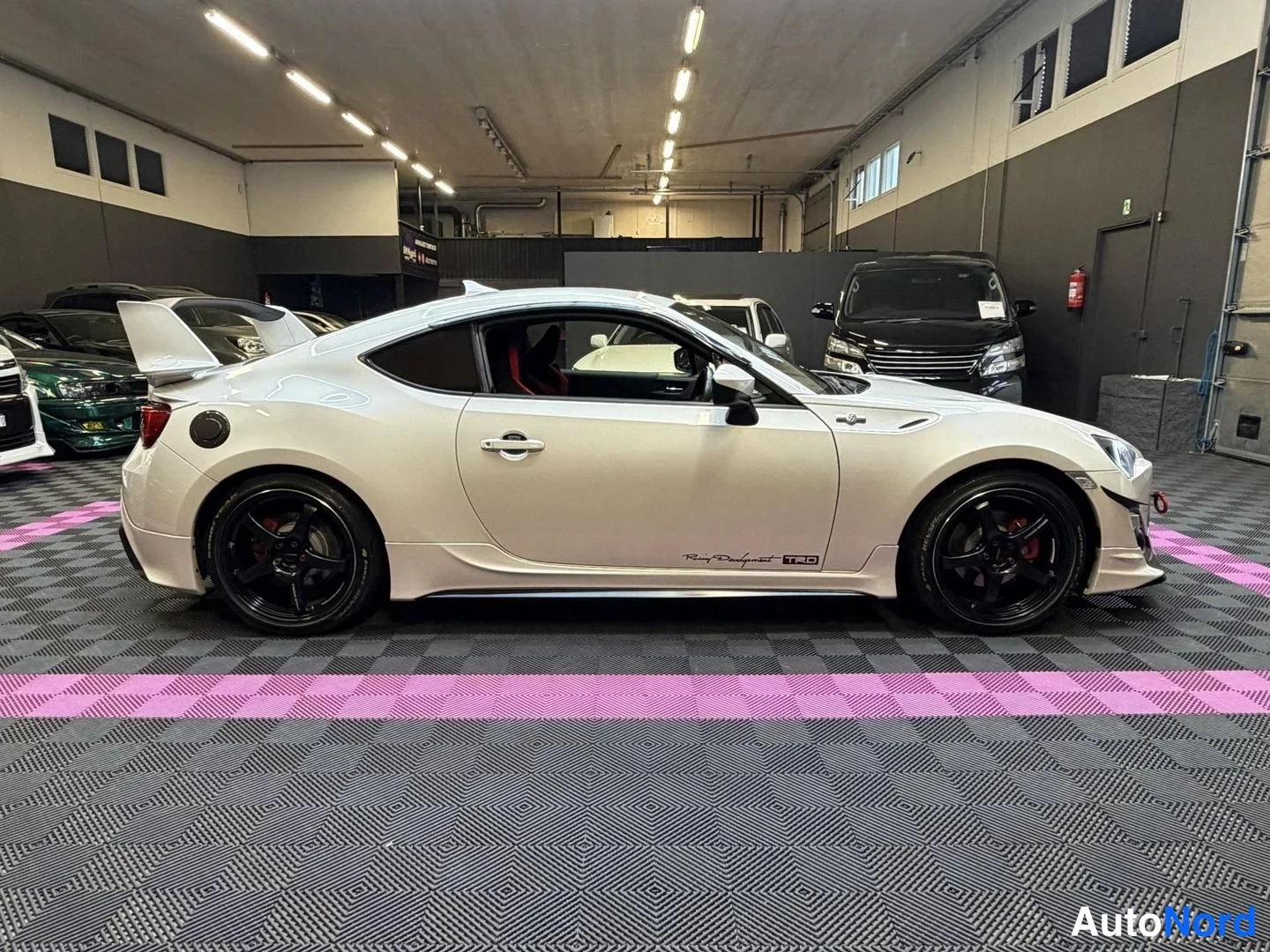 Vit Toyota GT86 2012, snett bakifrån, bild 6