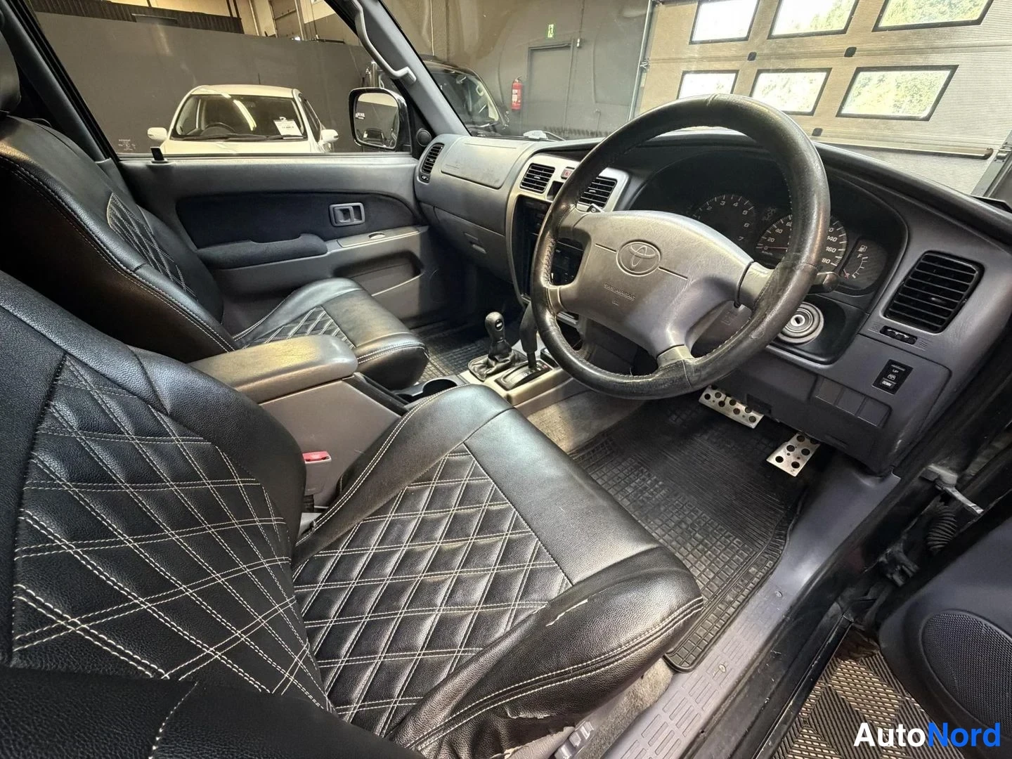 Svart Toyota Hilux SURF 2000, förarplats, bild 10