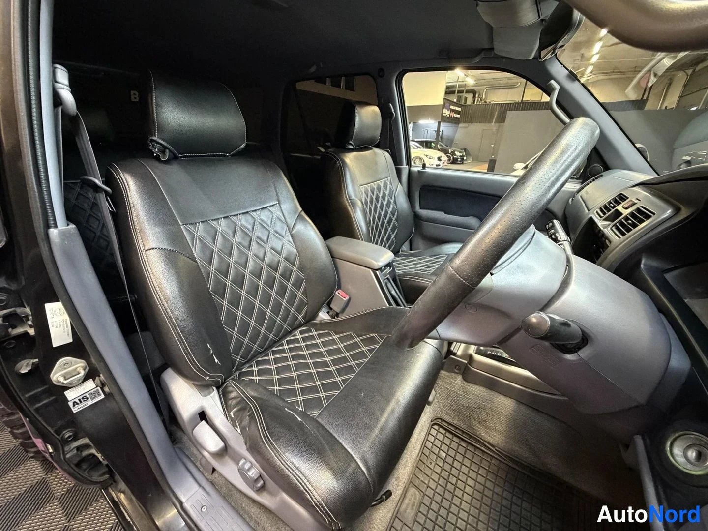 Svart Toyota Hilux SURF 2000, framsäten, bild 17