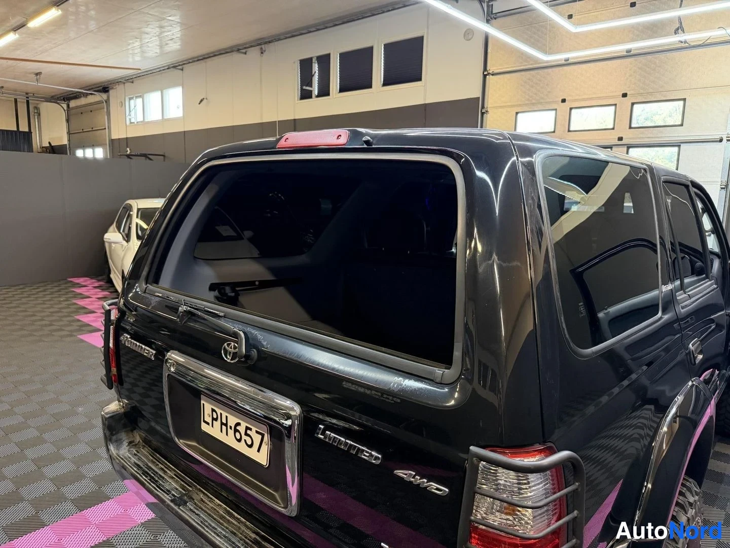 Svart Toyota Hilux SURF 2000, bakifrån, bild 9