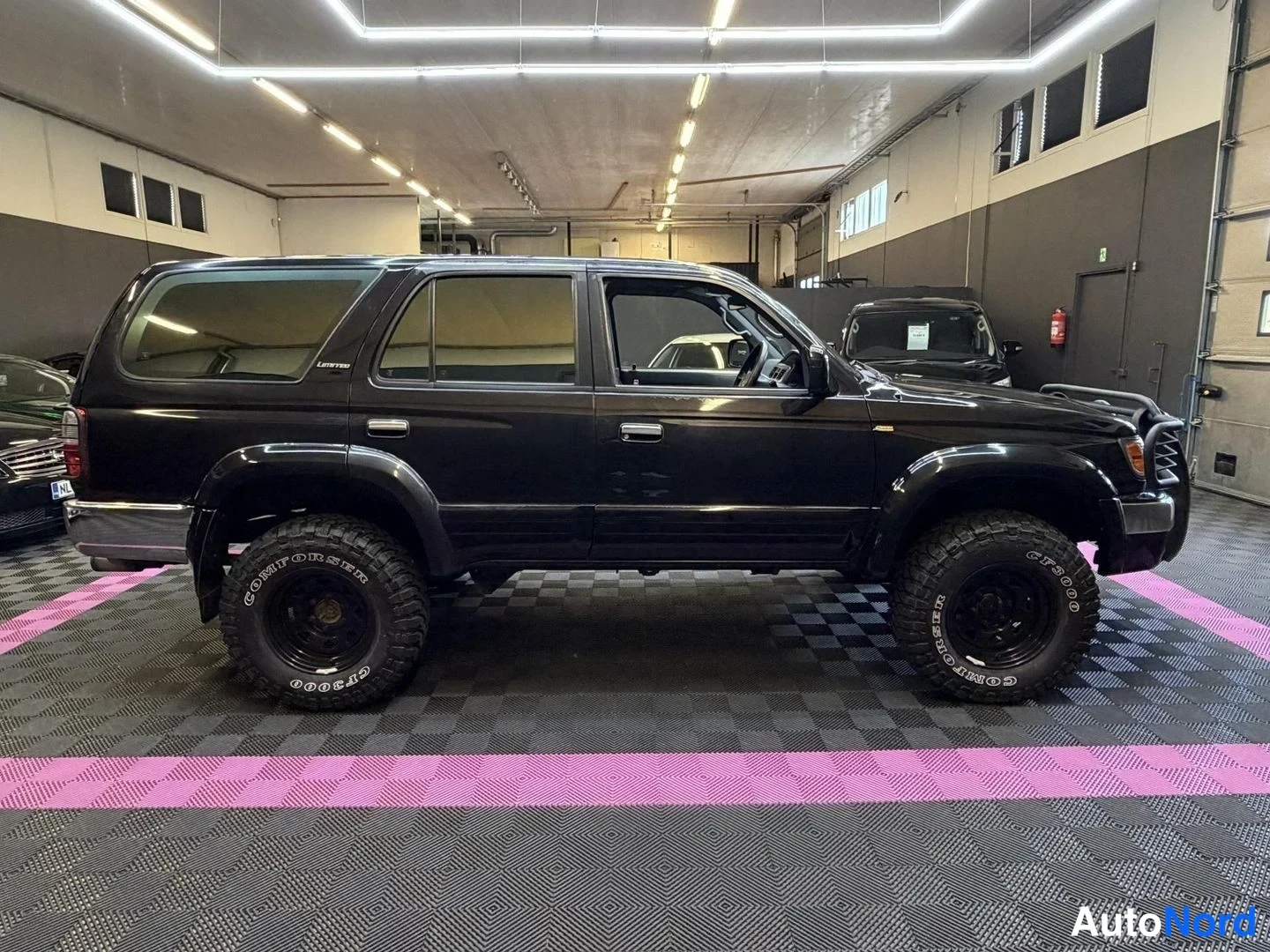 Svart Toyota Hilux SURF 2000, snett framifrån, fronten åt höger, bild 3
