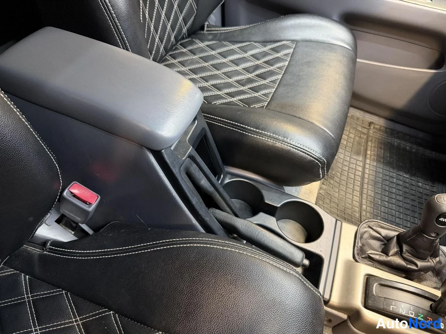 Svart Toyota Hilux SURF 2000, framsäten, bild 18