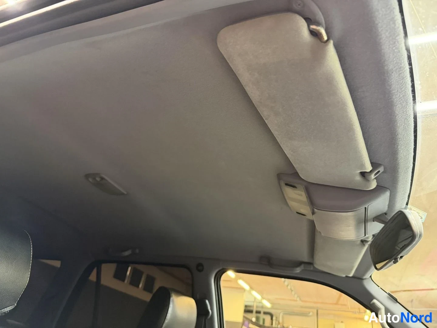 Svart Toyota Hilux SURF 2000, förarplats, bild 14