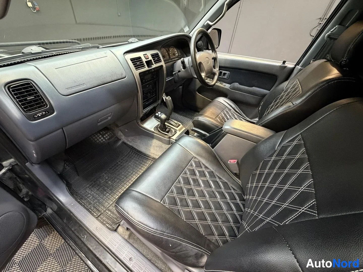 Svart Toyota Hilux SURF 2000, förarplats, bild 16