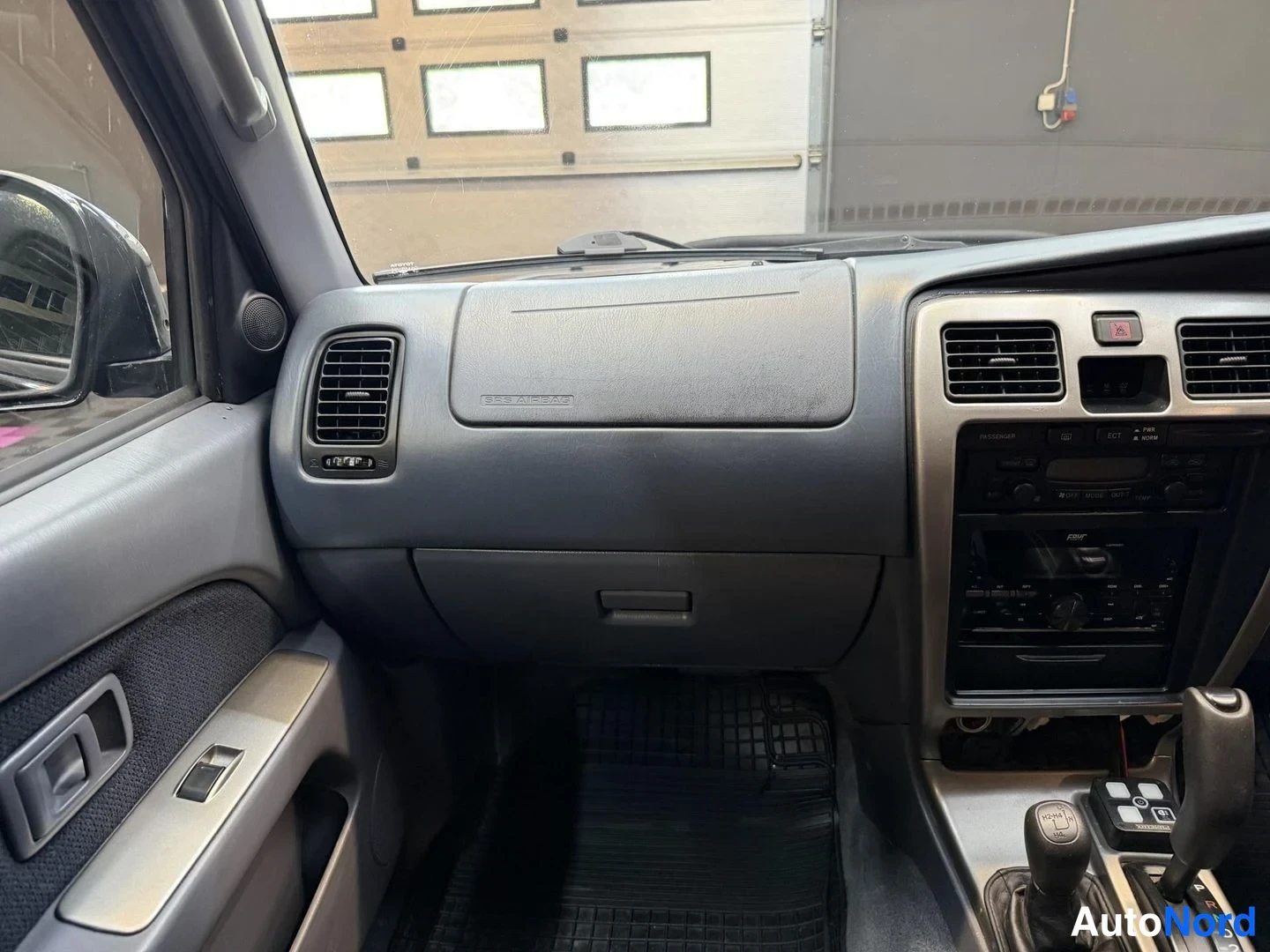 Svart Toyota Hilux SURF 2000, förarplats, bild 15