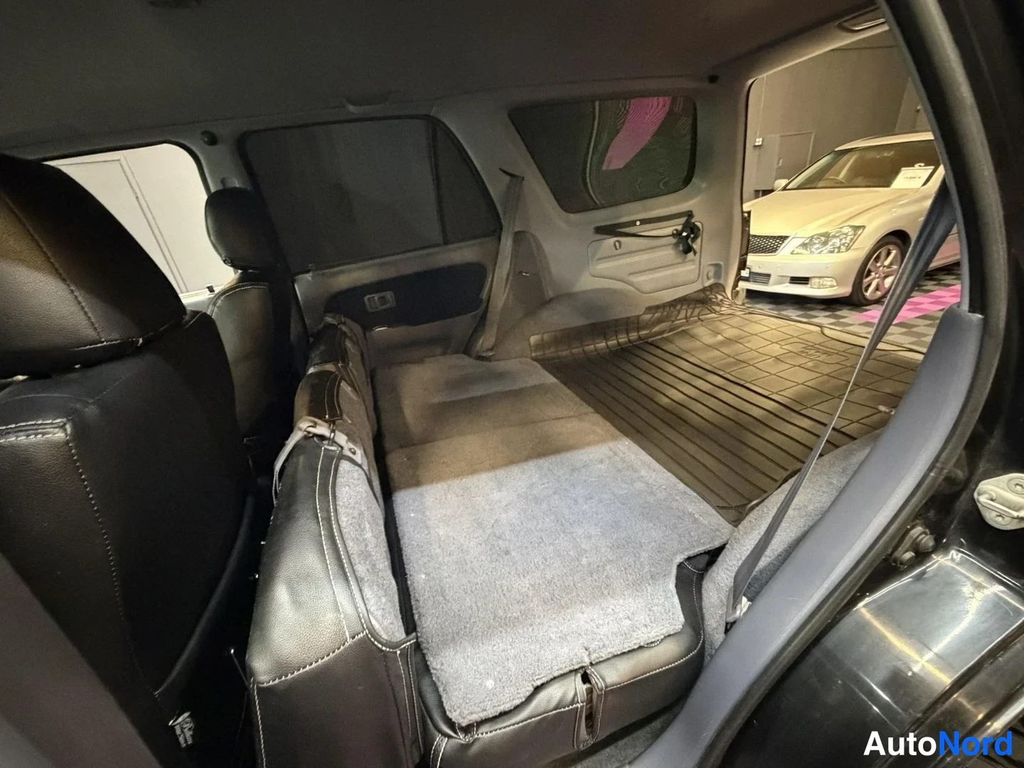 Svart Toyota Hilux SURF 2000, baksäten, bild 20