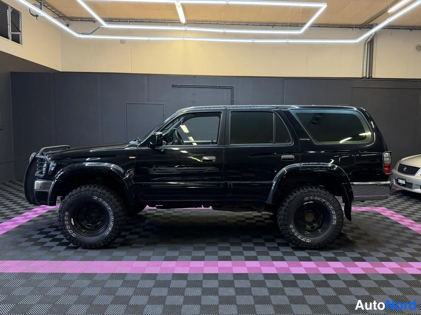 Svart Toyota Hilux SURF 2000, från sidan, bild 5