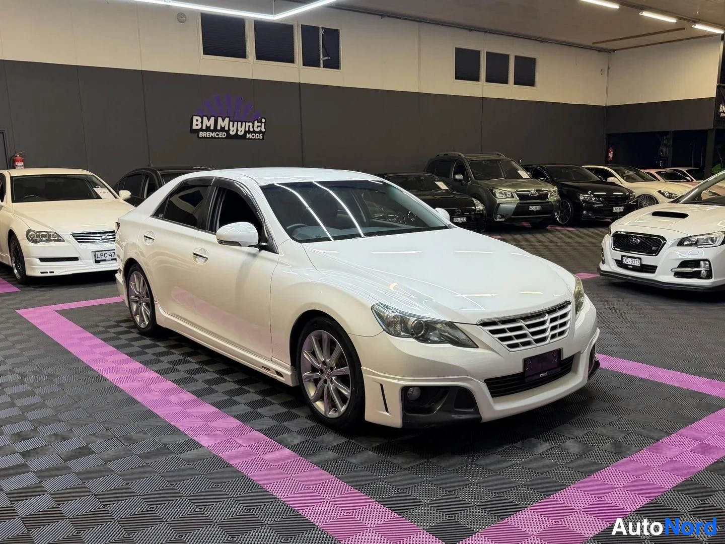 Vit Toyota Mark X 2010, snett framifrån, fronten åt höger, bild 2