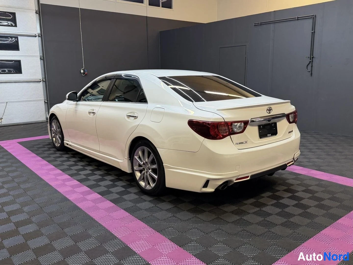Vit Toyota Mark X 2010, snett bakifrån, bild 6