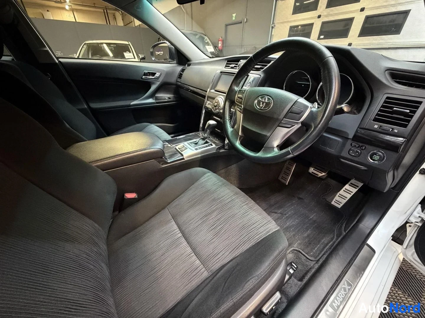 Vit Toyota Mark X 2010, förarplats, bild 9