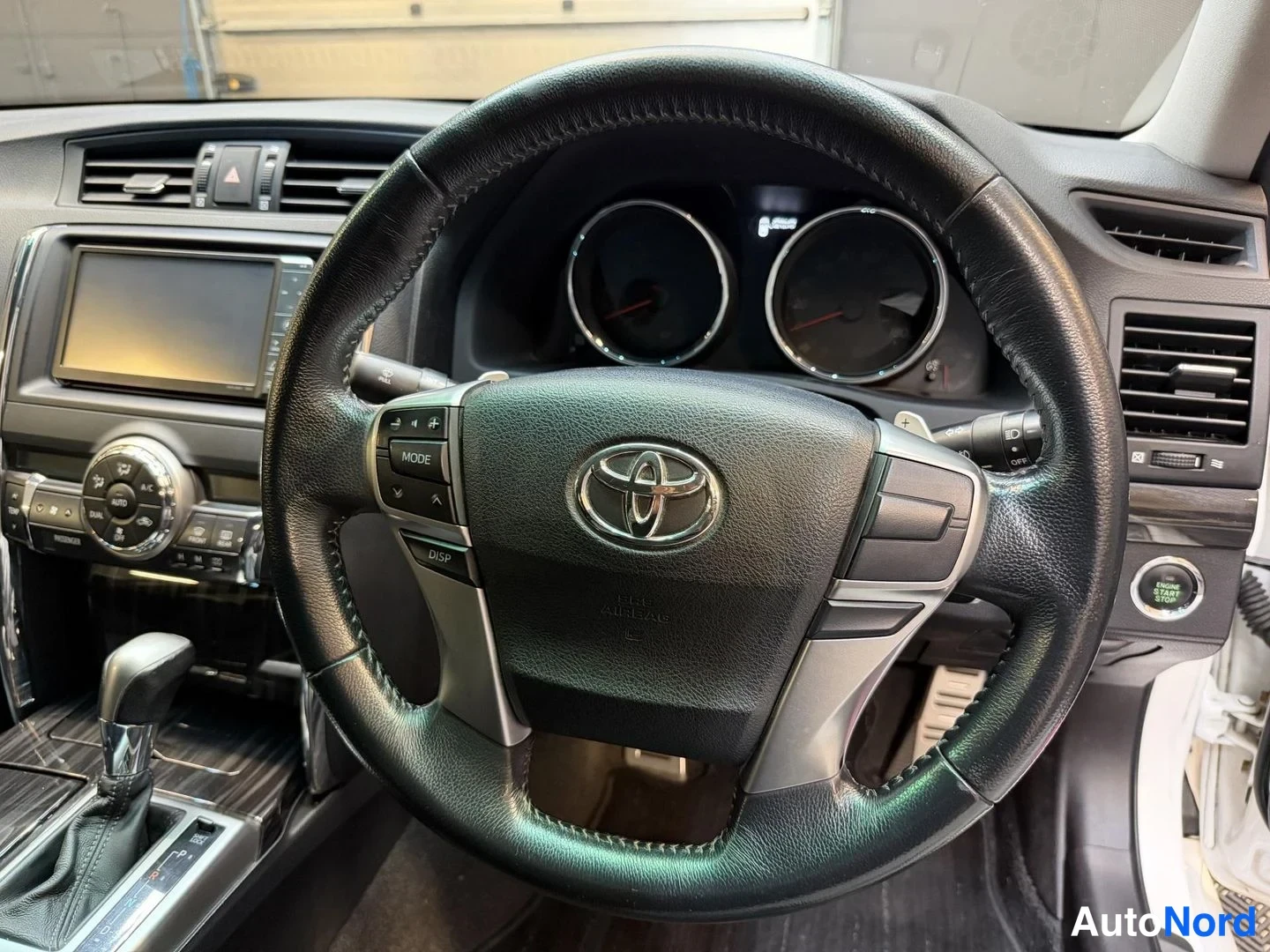 Vit Toyota Mark X 2010, förarplats, bild 11