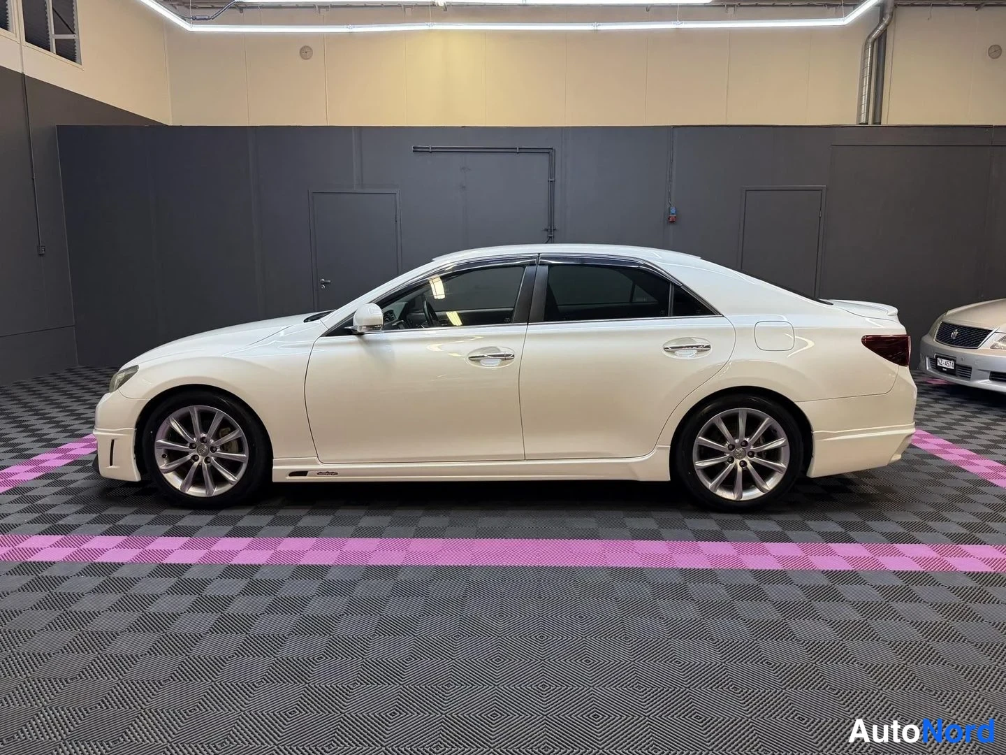 Vit Toyota Mark X 2010, från sidan, bild 4