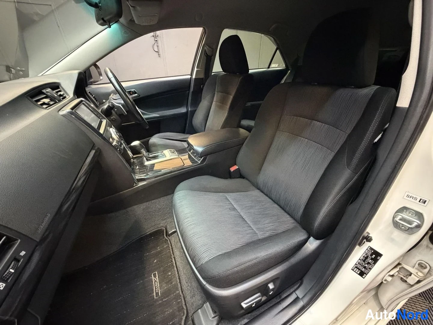 Vit Toyota Mark X 2010, förarplats, bild 15