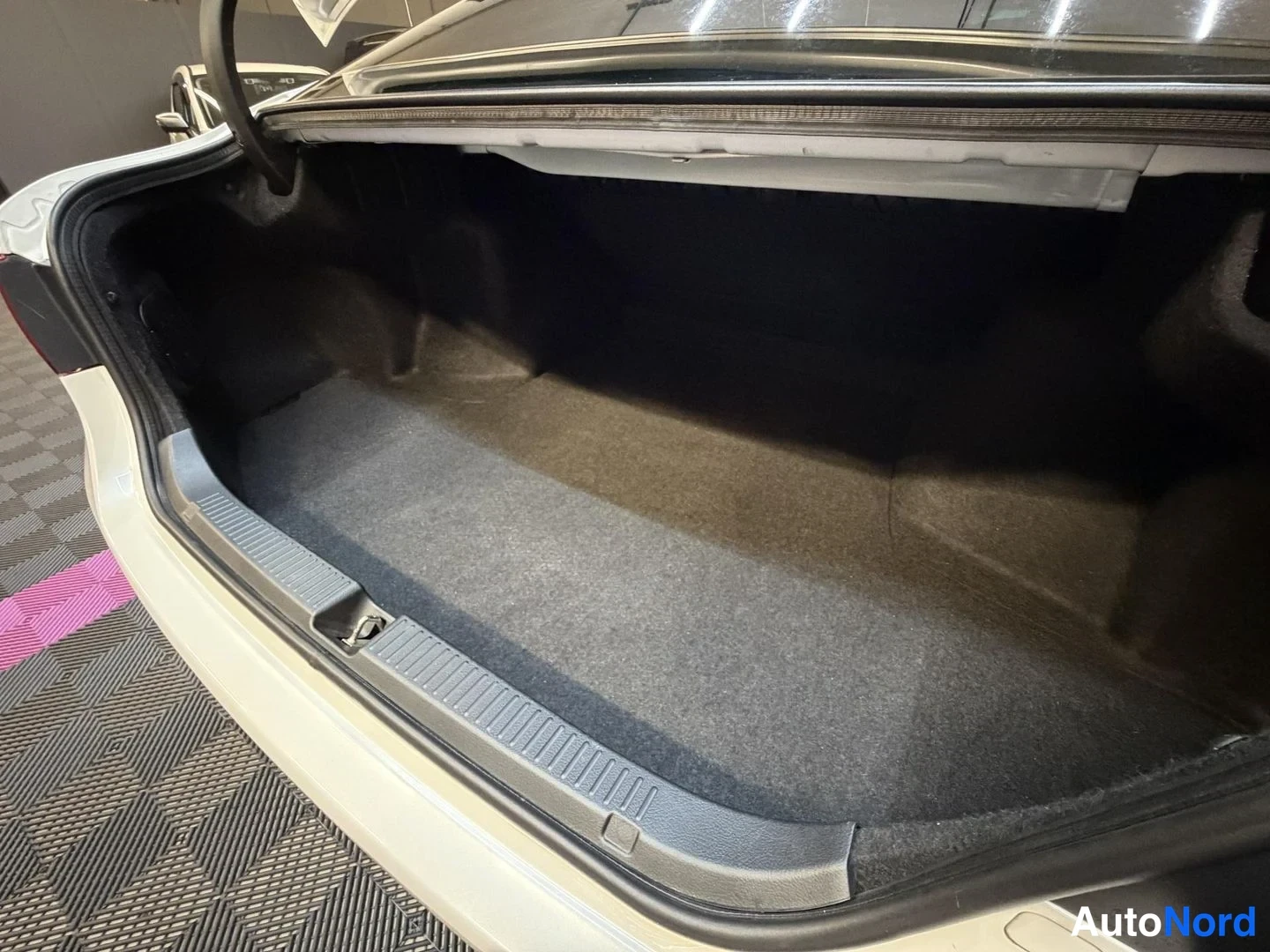 Vit Toyota Mark X 2010, bagageutrymme, bild 21