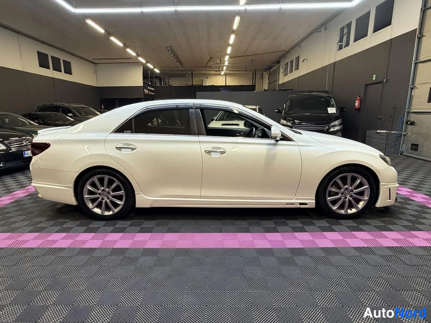 Vit Toyota Mark X 2010, från sidan, bild 5