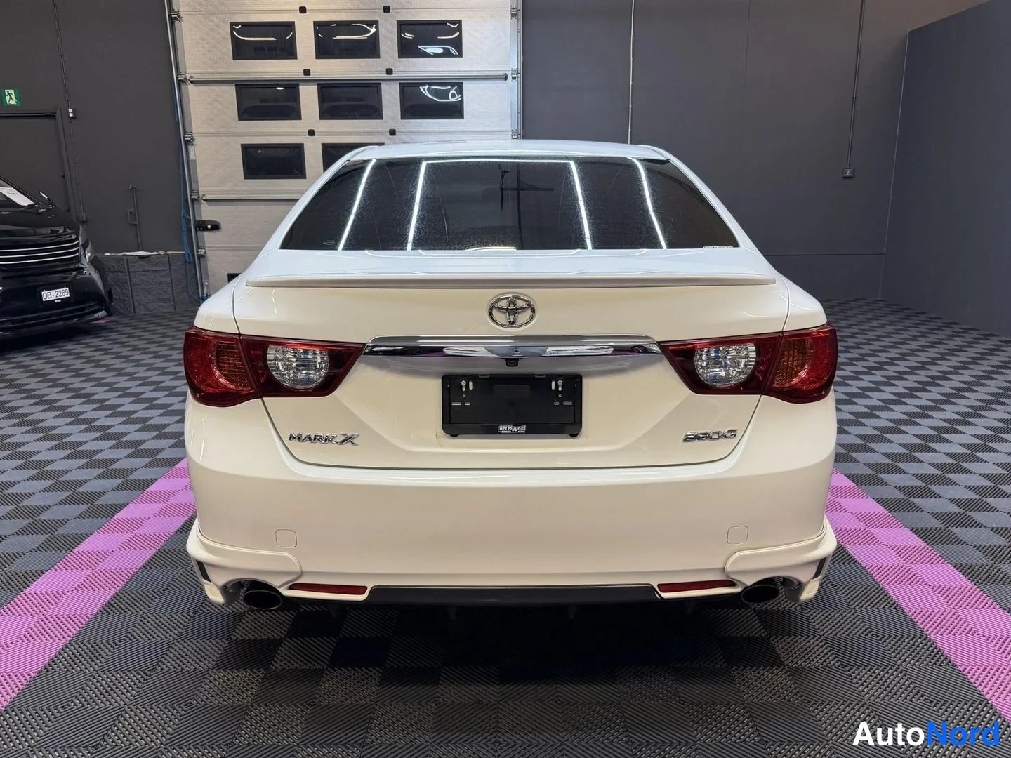 Vit Toyota Mark X 2010, bakifrån, bild 8