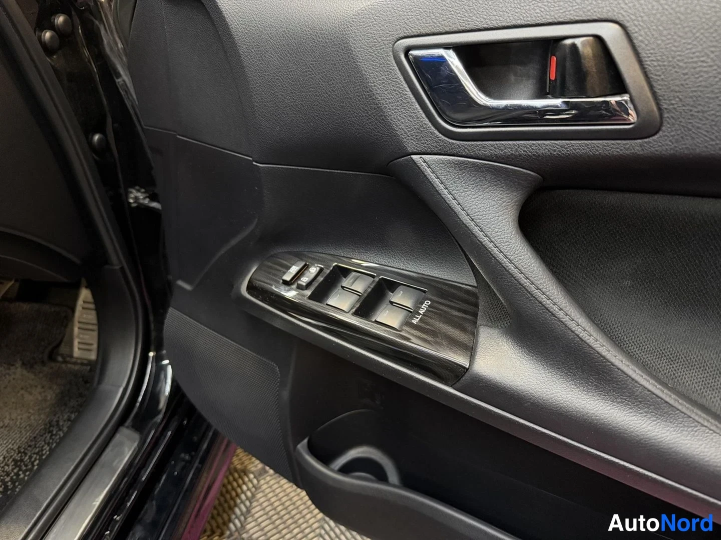 Svart Toyota Mark X 2010, detalj, bild 23