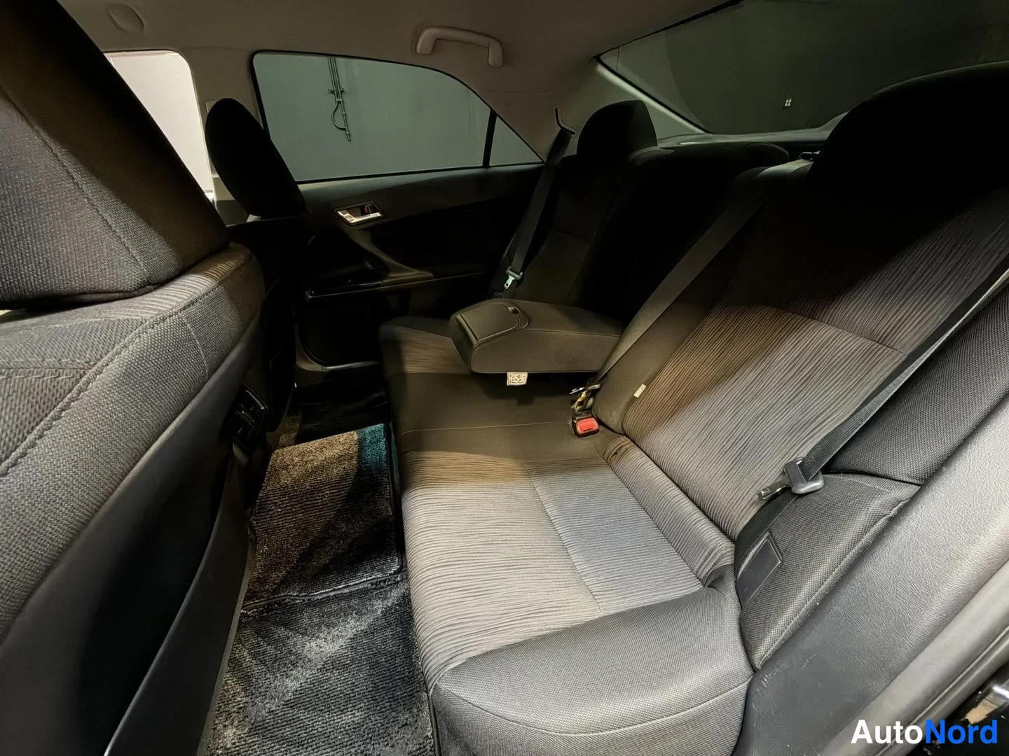 Svart Toyota Mark X 2010, baksäten, bild 18