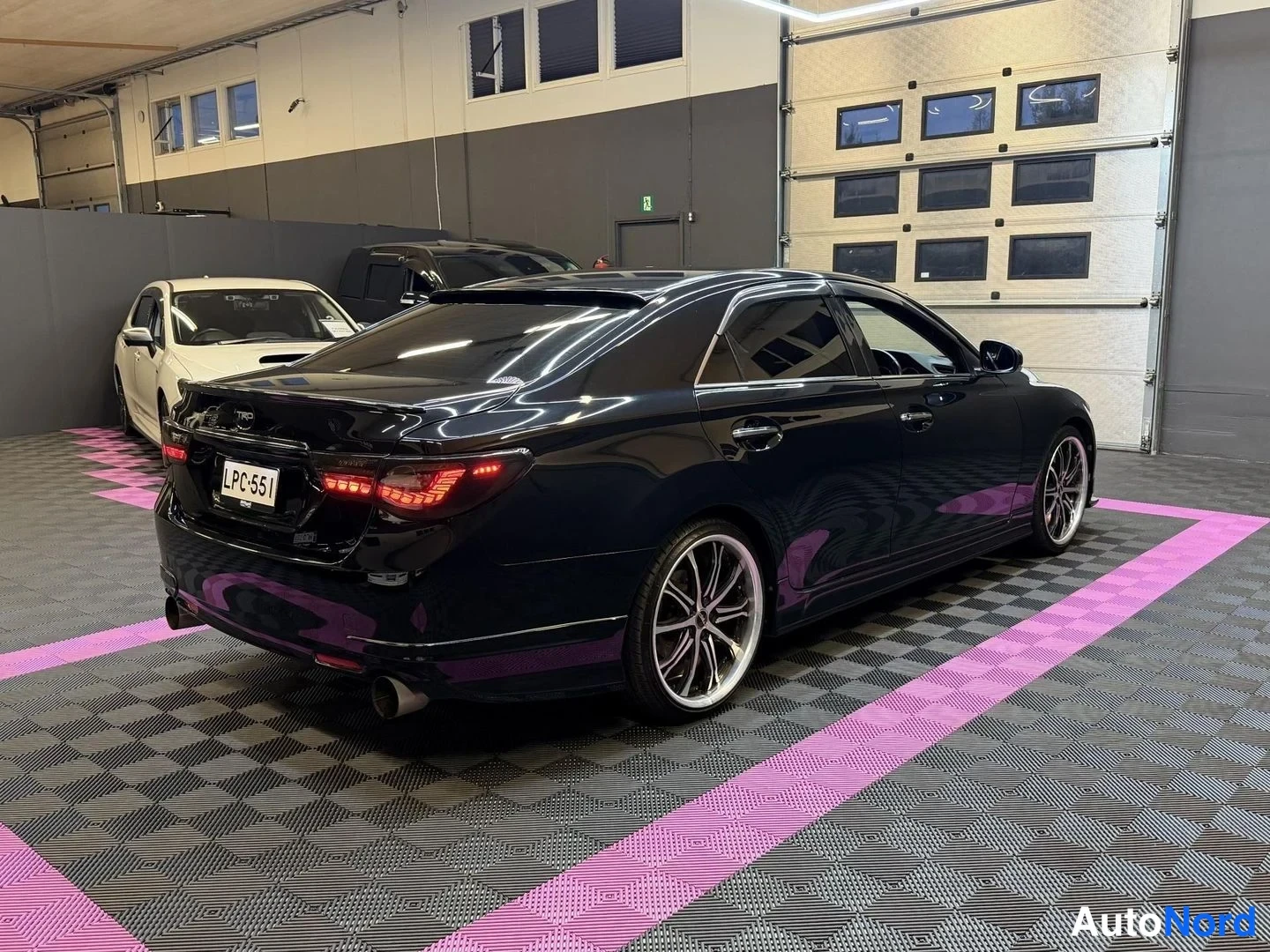 Svart Toyota Mark X 2010, snett bakifrån, bild 7