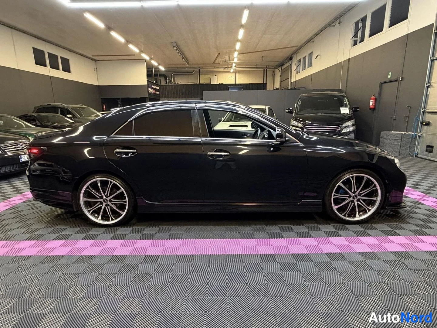Svart Toyota Mark X 2010, från sidan, bild 5