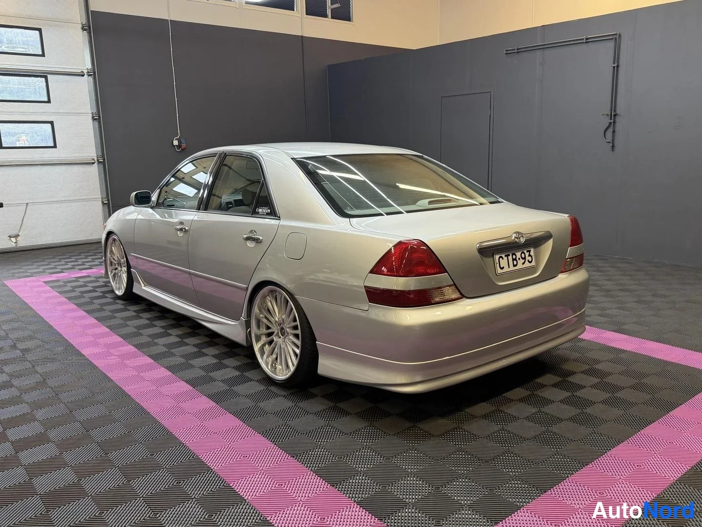 Silver Toyota Mark II 2001, snett bakifrån, bild 7