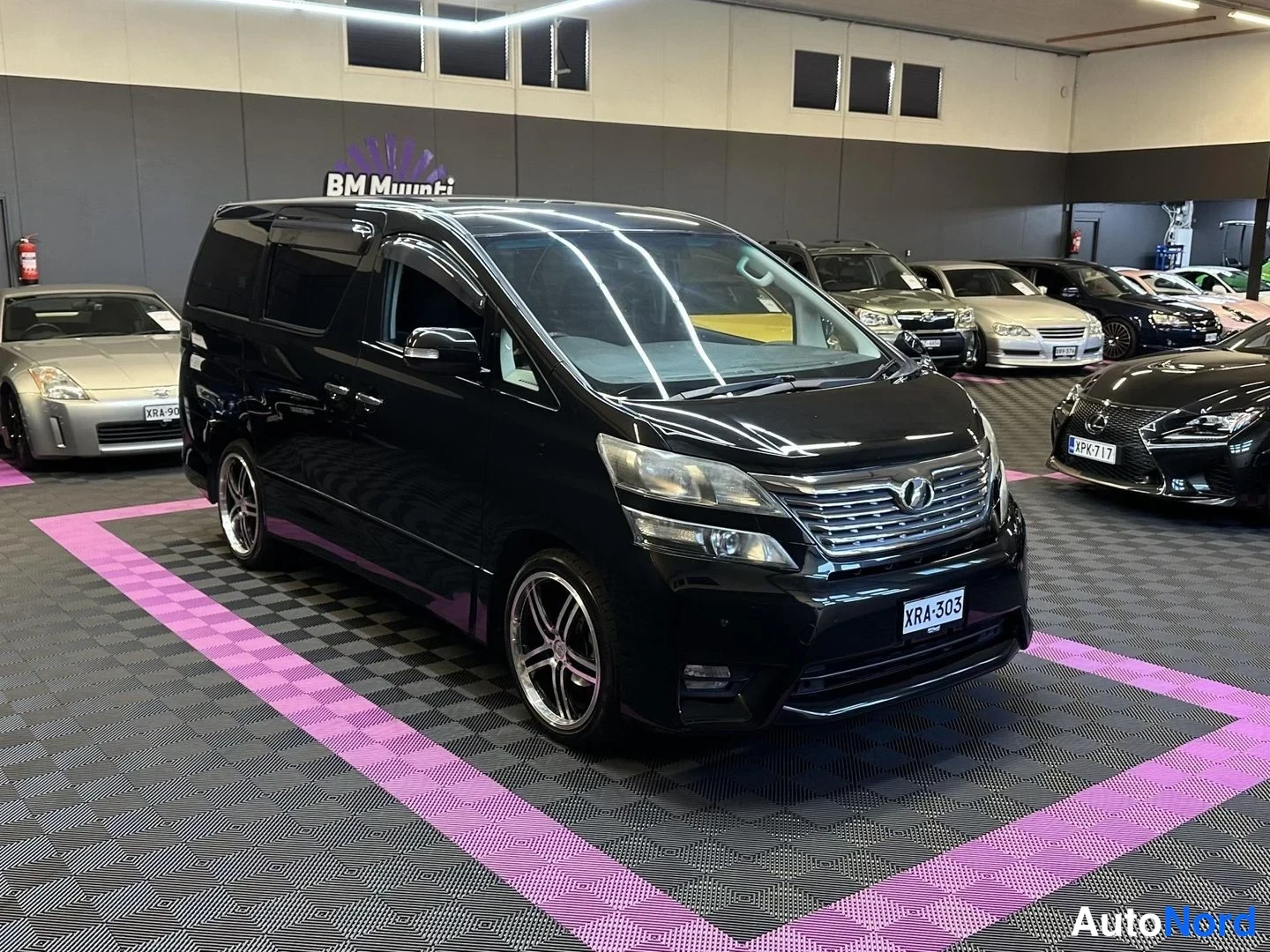 Svart Toyota Vellfire 2008, snett framifrån, fronten åt höger, bild 3