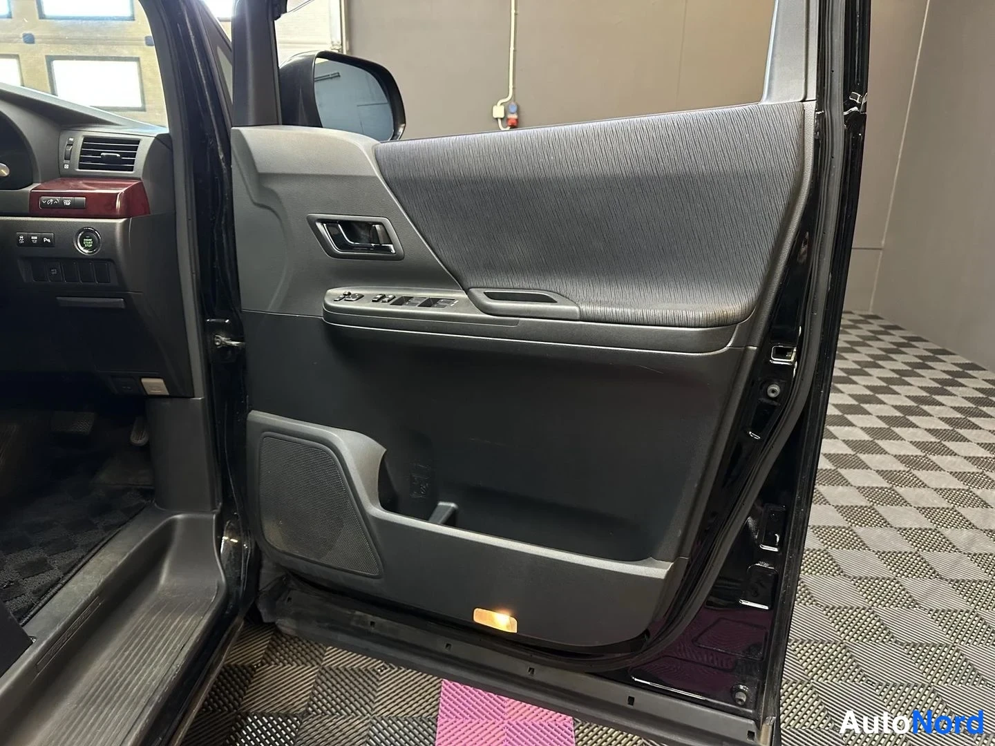 Svart Toyota Vellfire 2008, detalj, bild 29