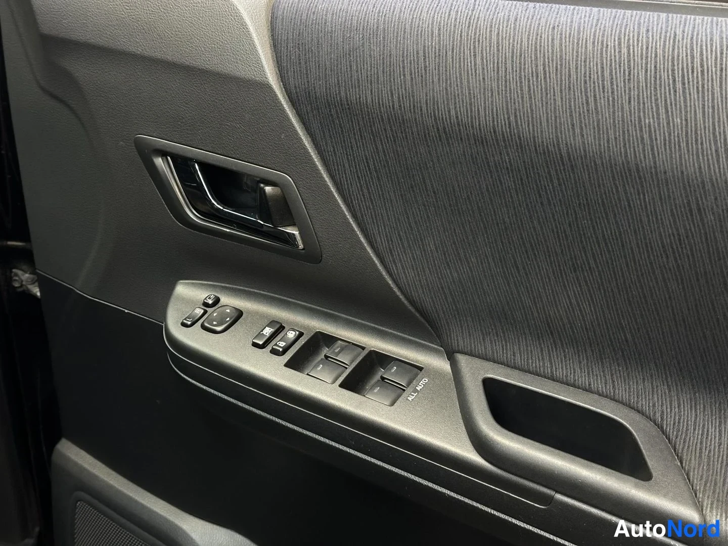 Svart Toyota Vellfire 2008, detalj, bild 30