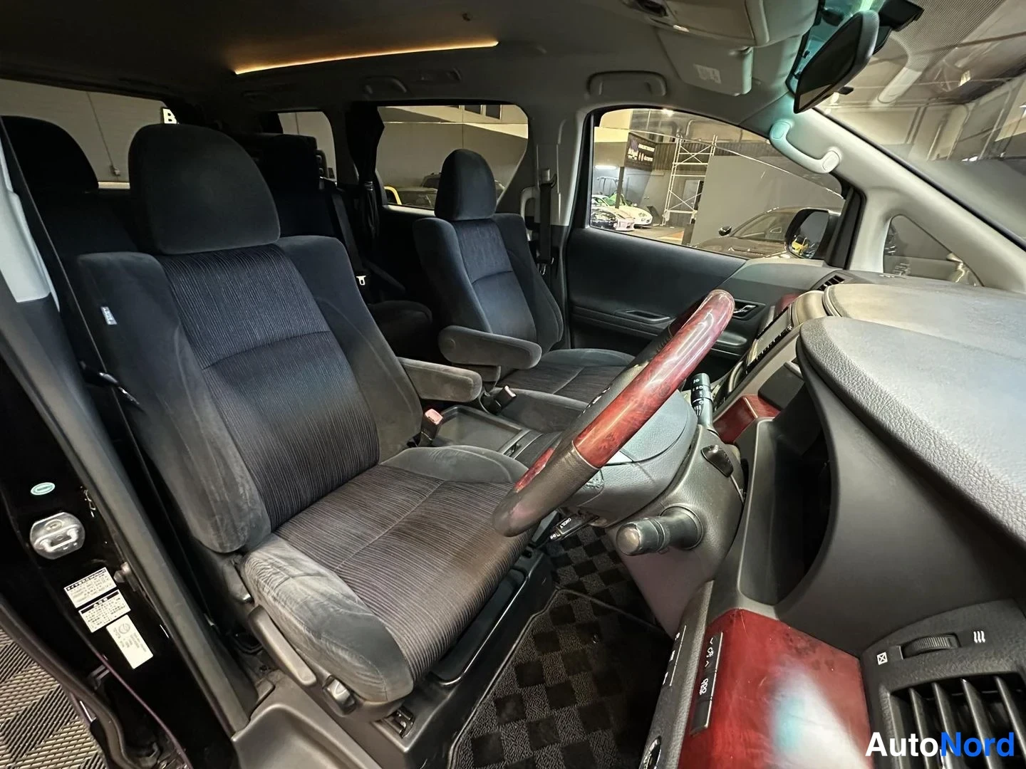 Svart Toyota Vellfire 2008, framsäten, bild 15