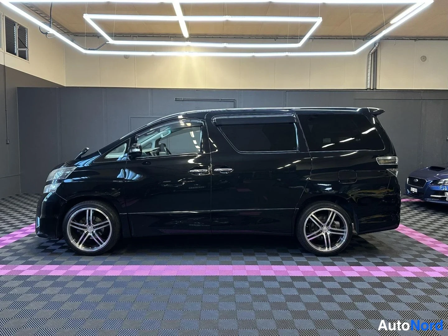 Svart Toyota Vellfire 2008, snett framifrån, fronten åt vänster, bild 2