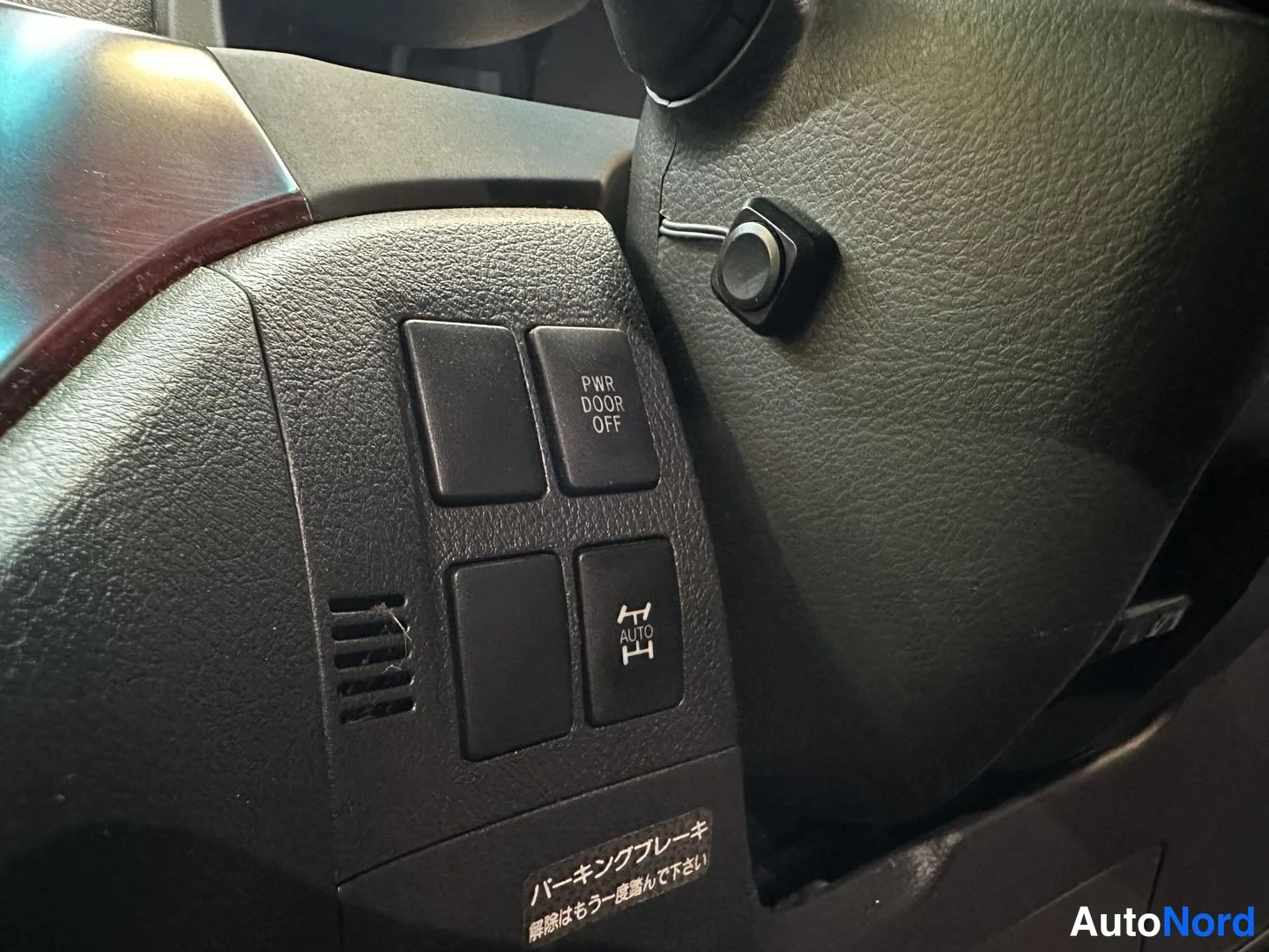 Svart Toyota Vellfire 2008, detalj, bild 34
